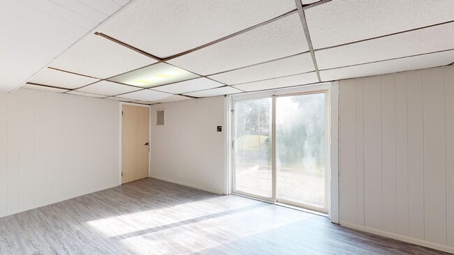 Building Photo - Ranch home close to Parkway