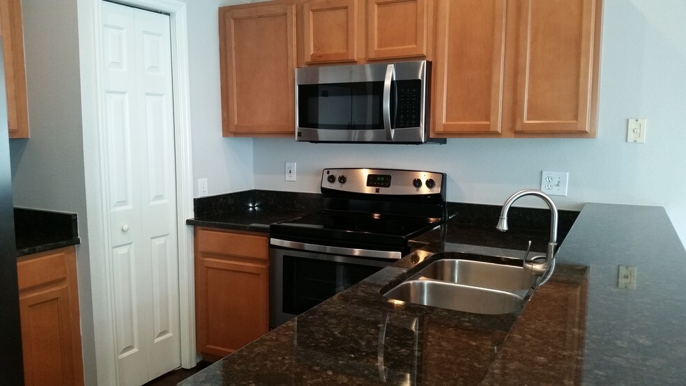 Building Photo - 569 Vallance Way NE