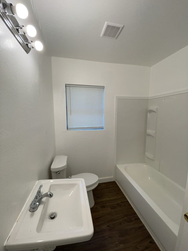 Building Photo - 2469 Belvedere Dr