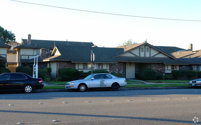 Primary Photo - 1670 W Orangewood Ave