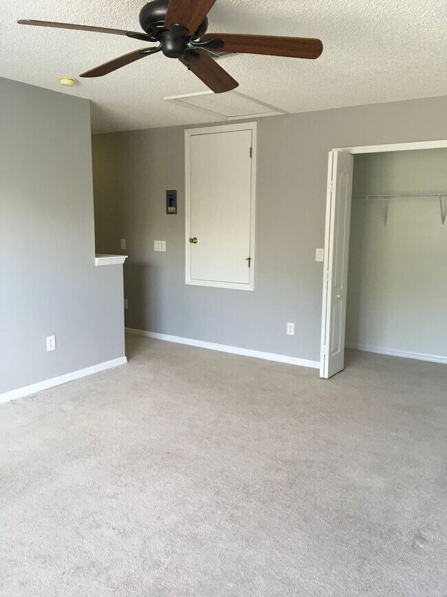 Building Photo - Townhome in Avalon Park