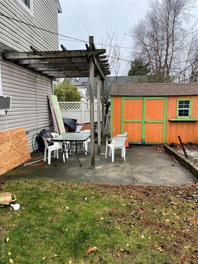 Building Photo - 429 E Park Ave