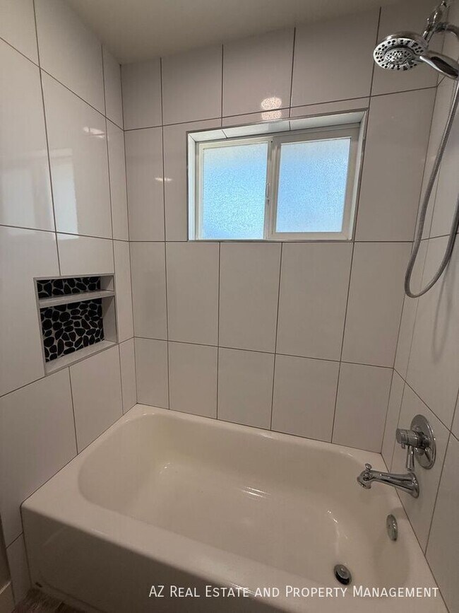 Building Photo - 1725 S Farmer Ave