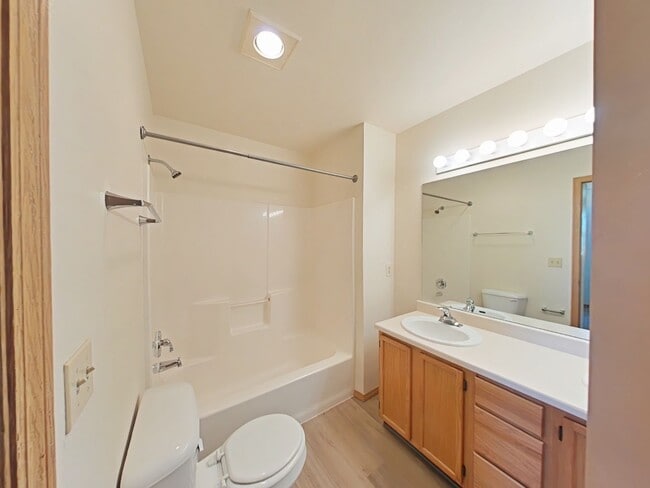 Building Photo - Townhouse-style End unit 3BD, 1.5 BA with attached garage