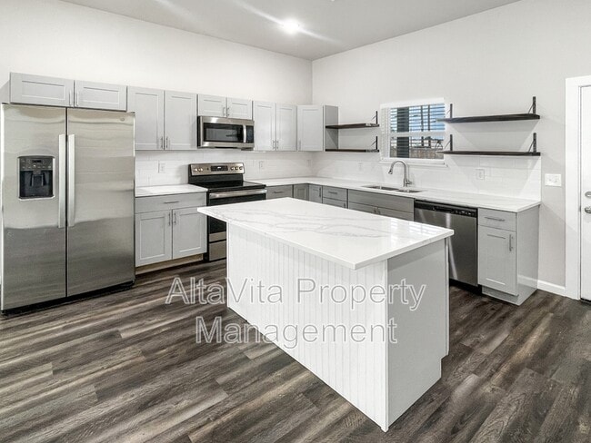Building Photo - 3213 Chenault St