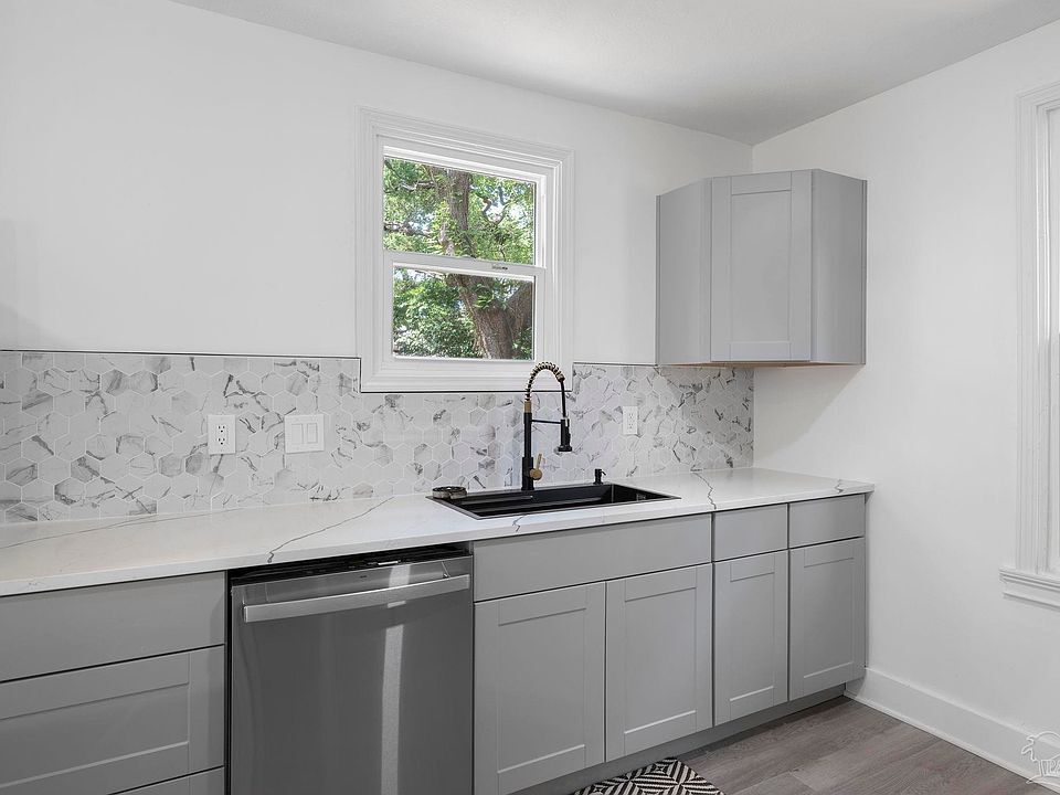 Building Photo - 908 E Lee St