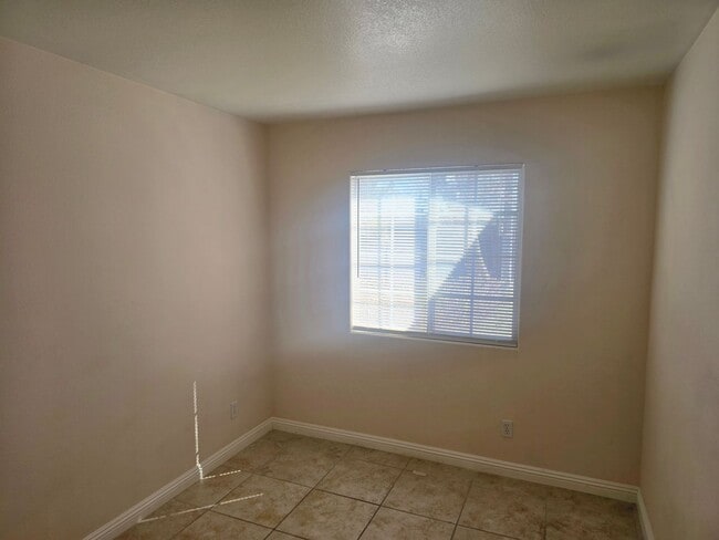 Building Photo - 3 bedroom home