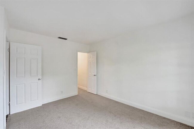Building Photo - 2518 Riverside Dr