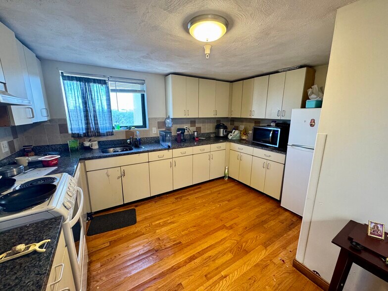 Building Photo - 1116 Commonwealth Ave