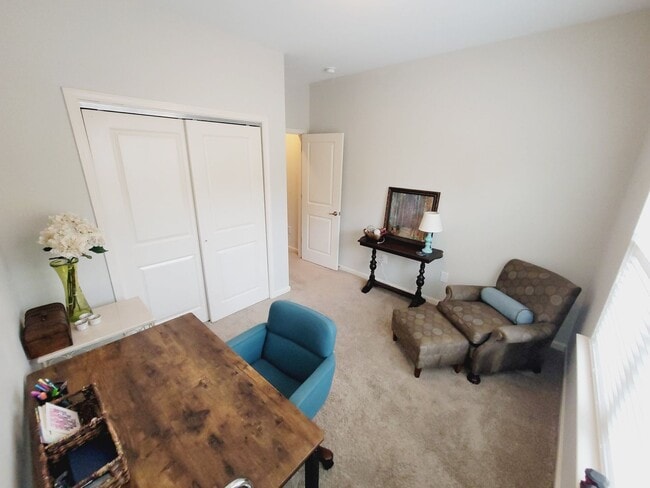 Building Photo - Great end unit in Waters Edge! Master on the main!