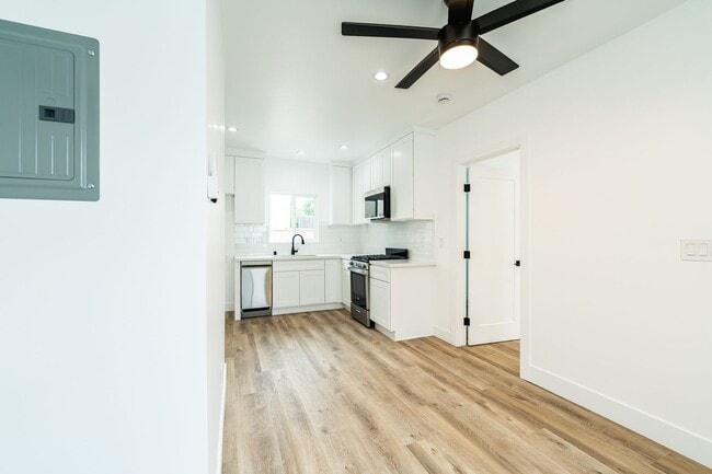 Building Photo - 7020 Schroll St