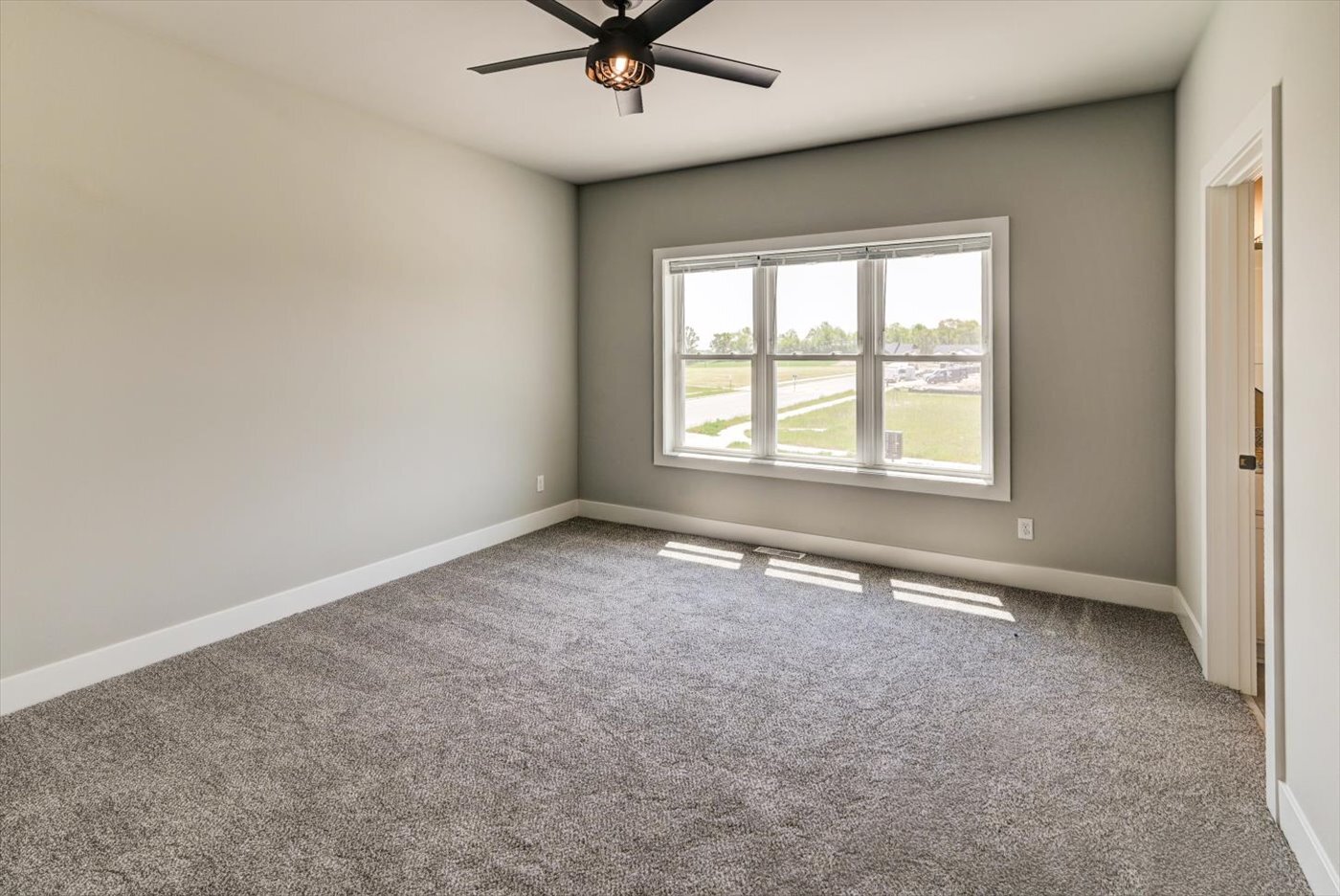 Building Photo - 2900 Blue Grass Dr