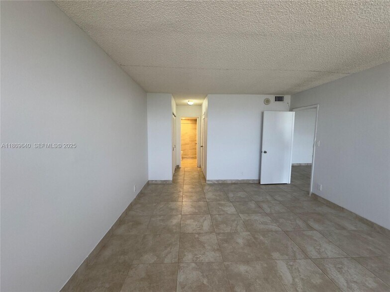 Building Photo - 2500 Parkview Dr