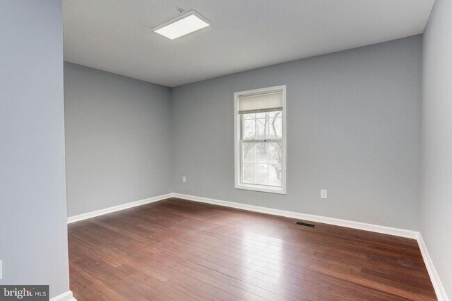 Building Photo - Spacious single family home with full basement