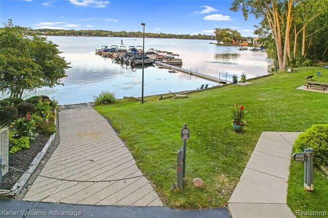 Building Photo - 855 S Pontiac Trail