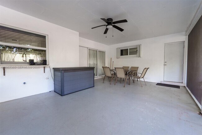 Building Photo - 740 Ridgewood Ln