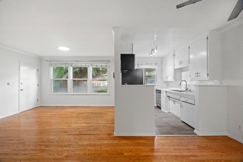 Building Photo - 2001 Beachwood Dr