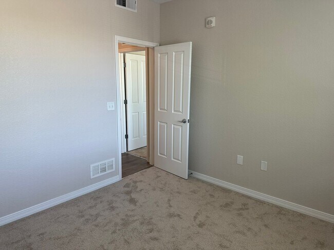 Building Photo - Updated upper floor condo with great south...