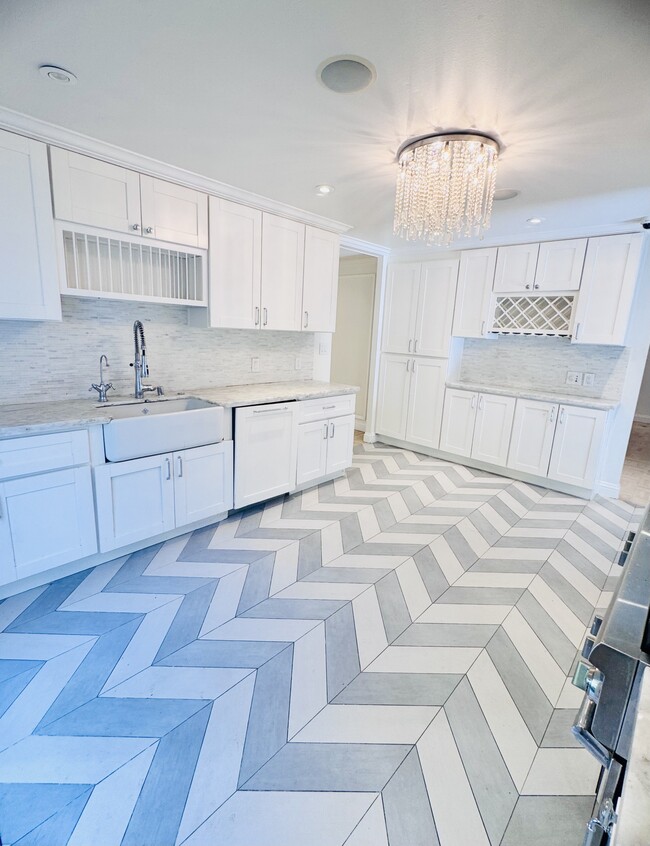 Building Photo - 936 Chantilly Rd