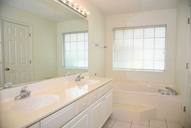 Building Photo - 4 bedroom in Parkwood Estates!