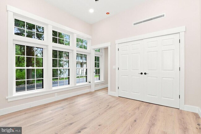 Building Photo - 5565 Pennell Rd