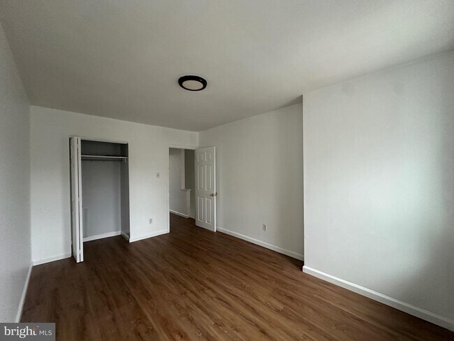 Building Photo - 1483 N Wilton St