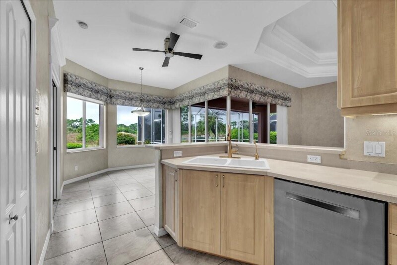 Building Photo - 3013 Royal Palm Dr