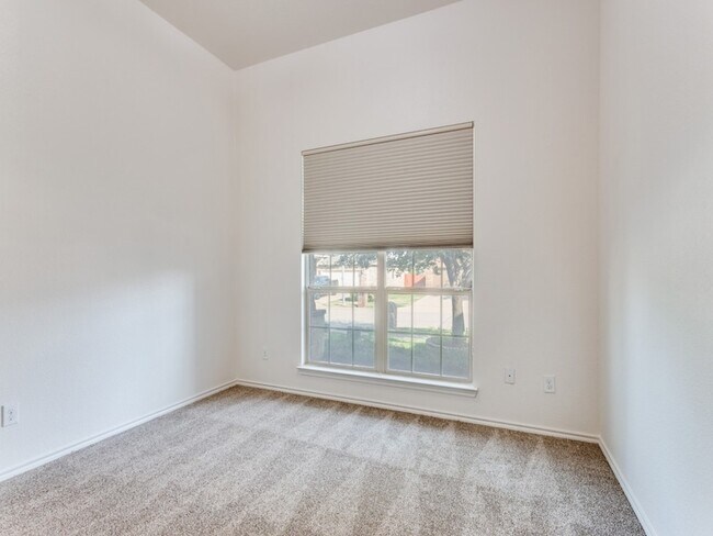 Building Photo - 2213 Laurel Forest Dr