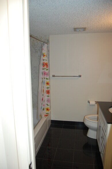 Building Photo - 4013 N Ocean Dr