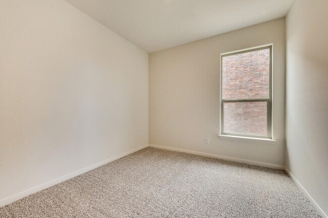 Building Photo - 833 Serena Dr