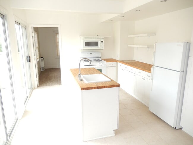 Building Photo - Centrally Located 2 Bed, 2 Bath House in N...