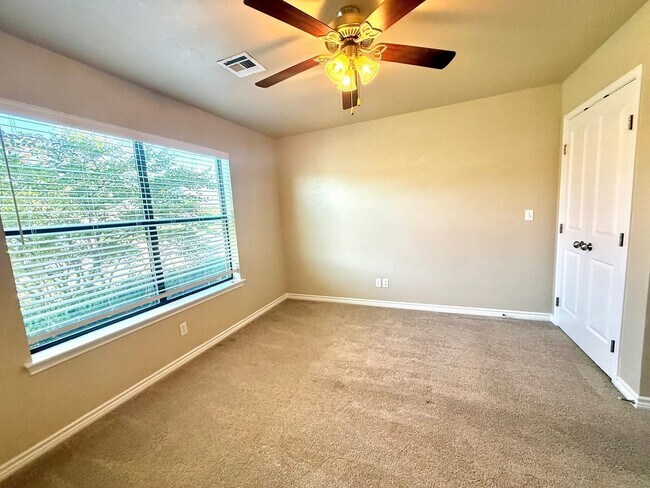Building Photo - 402 Boggy Creek Dr