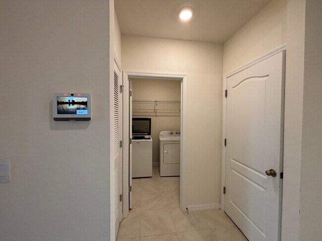 Building Photo - 812 Sky Hvn Wy