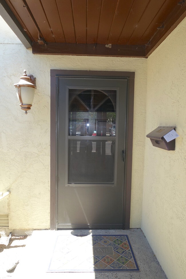 Building Photo - Updated Condo in Park-Like Setting