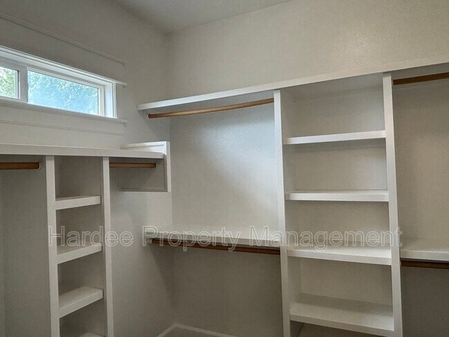 Building Photo - 573 E Halpin Dr
