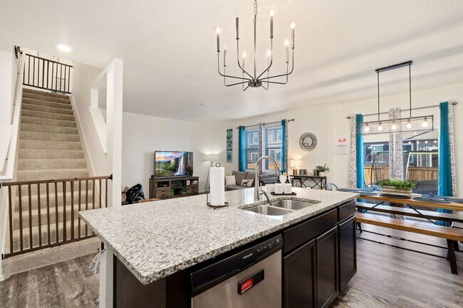 Building Photo - Beautiful 5 Bed Home in Raindance