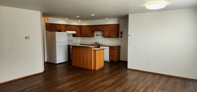 Building Photo - 1330 S Skyline Dr