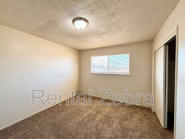Building Photo - 2400 Gurr Rd