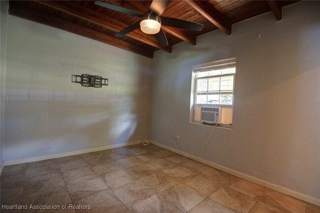 Building Photo - 2175 Lakeview Dr