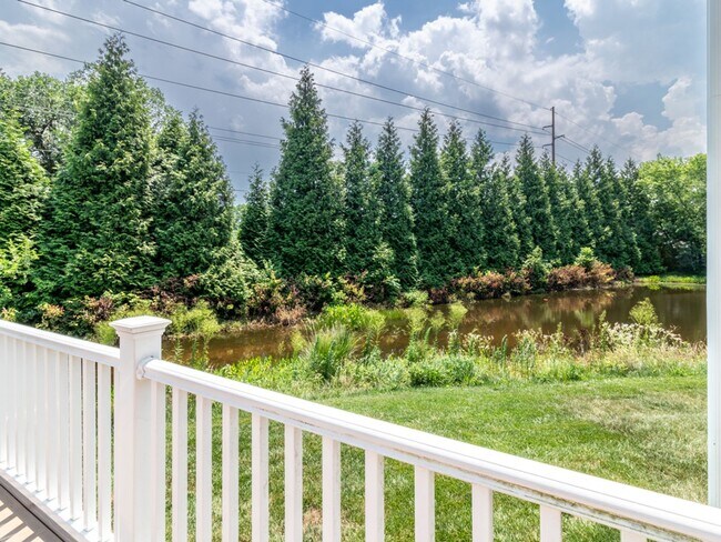 Building Photo - Spacious Unfurnished 3-BR, 2.5-BA year-rou...