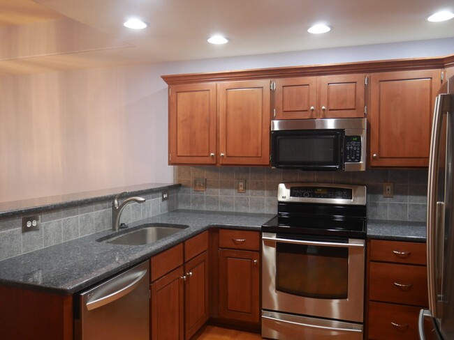 Building Photo - 4 Bed / 3.5 Bath in University Park with AC
