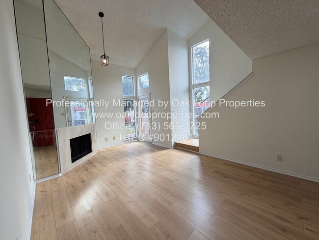 Building Photo - 10855 Meadowglen Ln