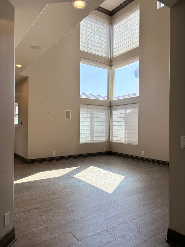 Building Photo - 308 2nd St