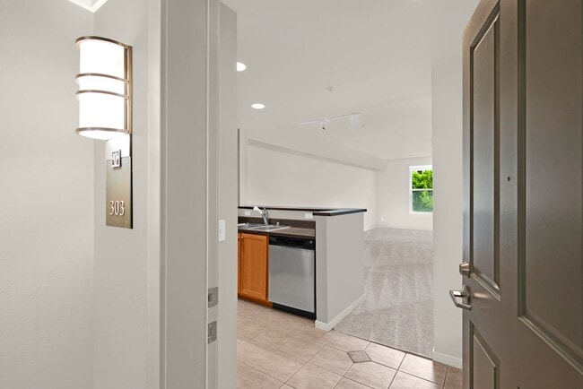 Building Photo - Move In Special! Large 1 Bedroom with Built in Office Nook - Garage Parking