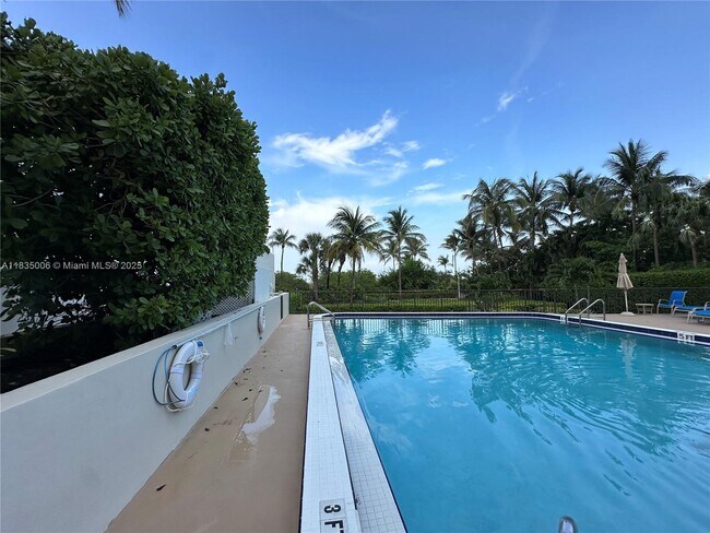 Building Photo - 1621 Collins Ave
