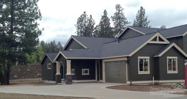 Building Photo - Immaculate Bend Single Level Townhome!