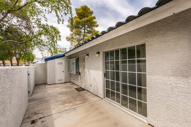 Building Photo - 2117 Willowbury Dr