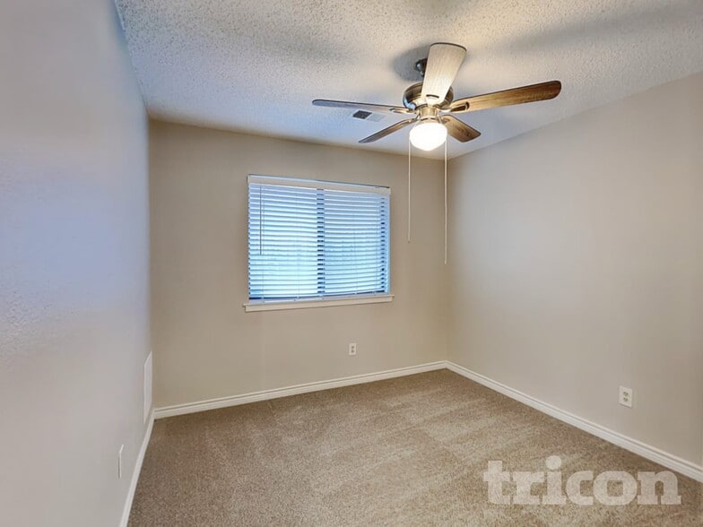 Building Photo - 2758 Briar Hill Dr