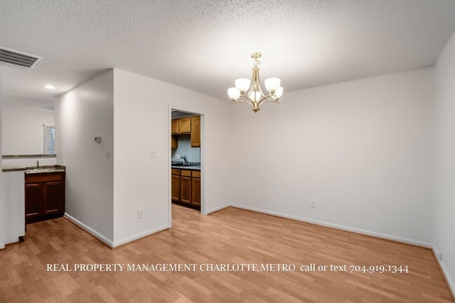 Building Photo - Charming HOME in Prime South Charlotte Location!