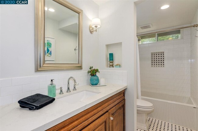 Building Photo - 2716 Oak Rd